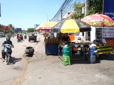 Siem Reap, Kamboçya - 03 Mayıs 2013: Siem Reap 'te sokak yemekleri satıcısı