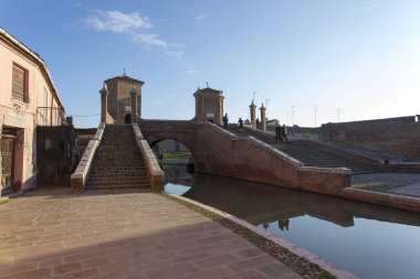 Comacchio, İtalya - 28 Aralık 2019: Comacchio 'daki trepponti köprüsünün manzarası