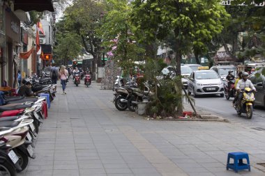 Hanoi, Vientam - 4 Ocak 2017: Hanoi, Vietnam 'da Tipik Sokak