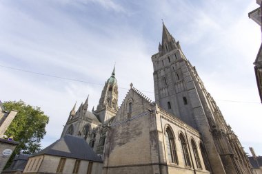 Bayeux, Fransa - 14 Ağustos 2016: Güneşli bir yaz gününde katedral kilisesi manzarası