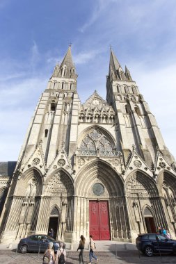 Bayeux, Fransa - 14 Ağustos 2016: Güneşli bir yaz gününde katedral kilisesi manzarası