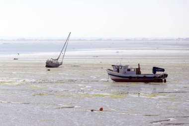 Cancale, Fransa - 16 Ağustos 2016: Cancale 'de deniz çekildiğinde tekne