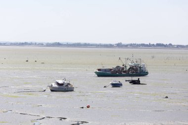 Cancale, Fransa - 16 Ağustos 2016: Cancale 'de deniz çekildiğinde tekne