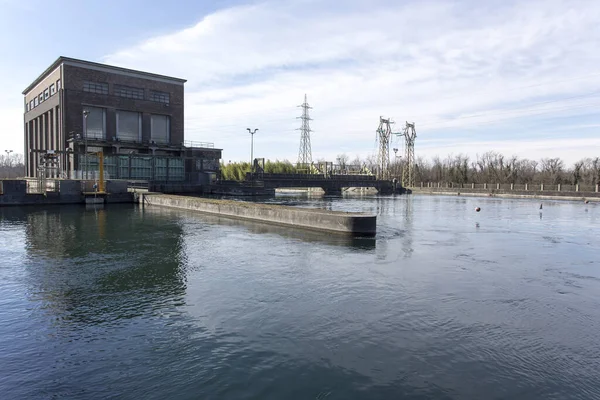 Tornavento, İtalya - 08 Mart 2020: Tornavento hidroelektrik santrali manzarası