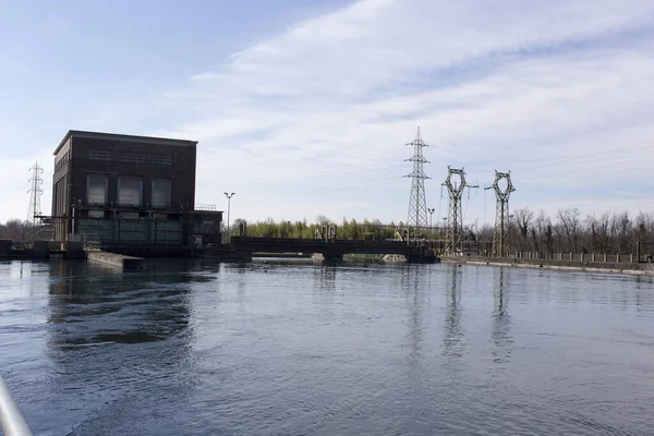 Tornavento, İtalya - 08 Mart 2020: Tornavento hidroelektrik santrali manzarası