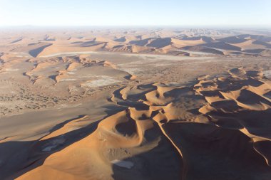 Namibya 'daki Sossusvlei' nin helikopter görüntüsü