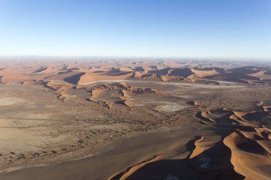 Namibya 'daki Sossusvlei' nin helikopter görüntüsü