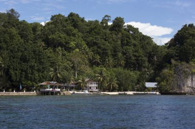 Kadidiri, Endonezya - 21 Ağustos 2017: botla Togian adalarındaki Black Marlin tatil köyüne geliyor