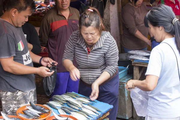 Tomohon Indonesien August 2017 Menschen Auf Dem Fischmarkt Tomohon Indonesien — Stockfoto