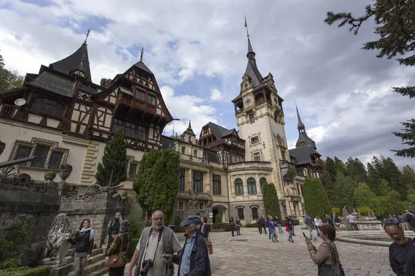 Sinaia Roemenië April 2018 Toeristen Bezoeken Peles Kasteel Sinaia — Stockfoto