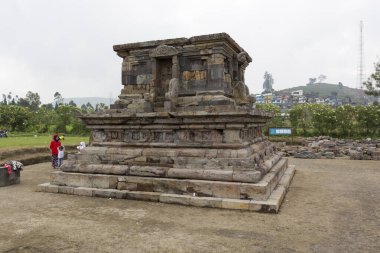 Dieng Platosu, Endonezya - 06 Ağustos 2017: Dieng Platosu, Endonezya 'daki tapınağı ziyaret eden insanlar