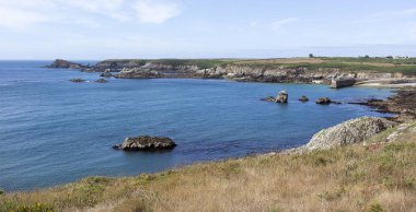 Yazın Ouessant Adası kıyı şeridi manzarası, Fransa