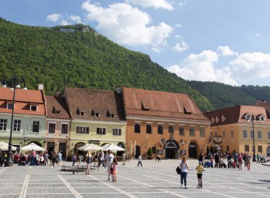 Brasov, Romanya - 28 Nisan 2018: Romanya 'nın Brasov kentinde yürüyen insanlar