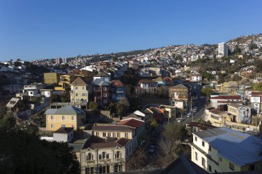 Valparaiso, Şili - 09 Ağustos 2019: Kasaba tepelerinden birinin manzarası