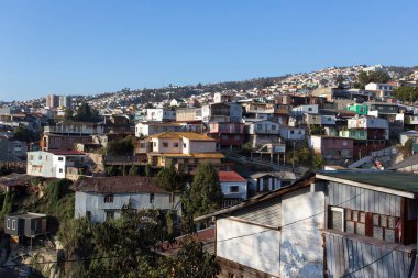 Valparaiso, Şili - 09 Ağustos 2019: Kasaba tepelerinden birinin manzarası