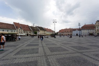 Sibiu, Romanya - 01 Mayıs 2018: Turistler ve yerel halkla Sibiu kasabasının kalbi