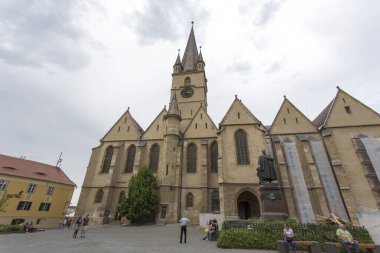 Sibiu, Romanya - 01 Mayıs 2018: Sibiu, kilise ve Georg Daniel Teutsch heykeli