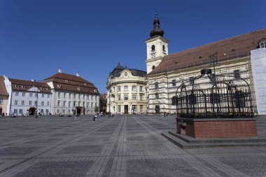 Sibiu, Romanya - 02 Mayıs 2018: Sibiu kasabasının kalbi turistler ve yerel halkla birlikte