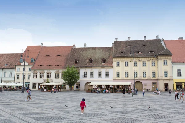 Sibiu Rumania Mayo 2018 Corazón Ciudad Sibiu Con Los Turistas — Foto de Stock