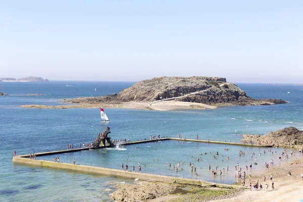 フランス サンマロ 2016年8月16日 プラージュ セウルスは フランス サンマロの壁画の西側に位置しています このビーチには海水プールがあります — ストック写真