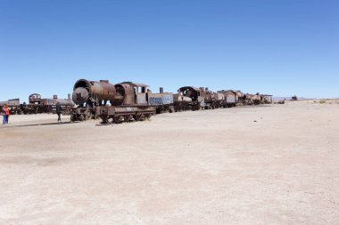 Uyuni, Bolivya - 20 Ağustos 2019: Her yıl birçok turist tarafından ziyaret edilen mezarlık treni manzarası