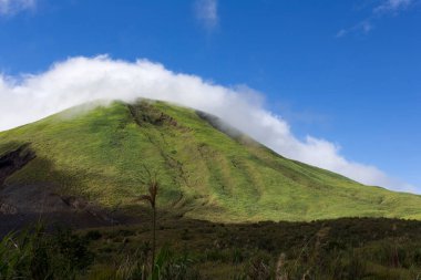 Sulawesi 'deki Lokon yanardağının tepesine varıyor.