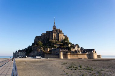 Mont Saint Michel, Fransa - 16 Ağustos 2016: Ünlü eğlence Mont Saint Michel manzarası 