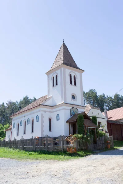 ルーマニアのヴィスクリ 2018年4月29日 春の日にヴィスクリの町教会の眺め — ストック写真