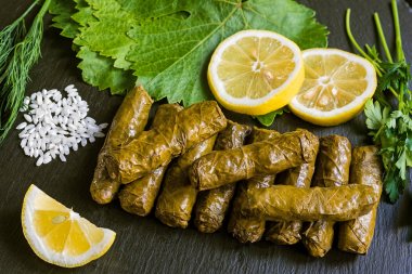 Doldurulmuş üzüm yaprakları.