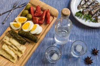 Geleneksel içki uzo veya rakı