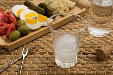 Geleneksel içki uzo veya rakı