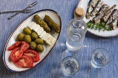 Geleneksel içki uzo veya rakı