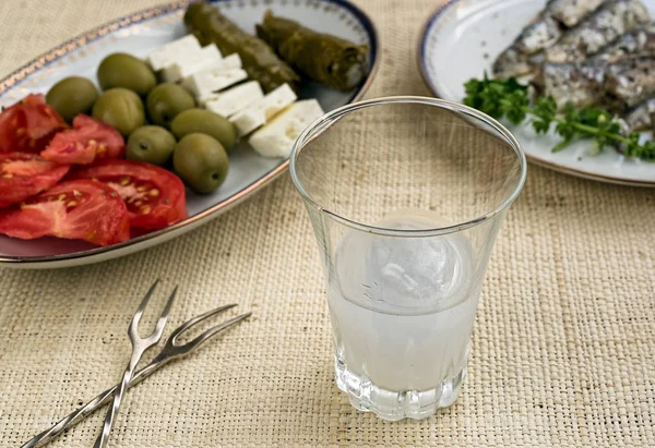 Bebida tradicional Ouzo ou Raki — Fotografia de Stock