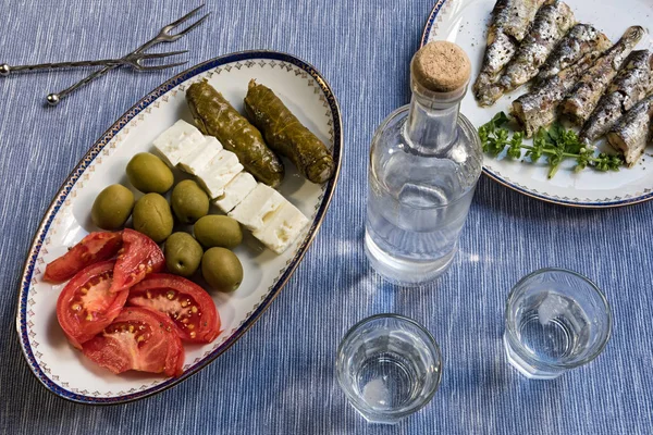 Geleneksel içki uzo veya rakı