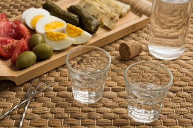 Geleneksel içki uzo veya rakı