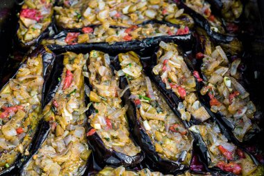 Geleneksel doldurulmuş patlıcan