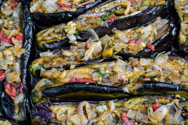 Geleneksel doldurulmuş patlıcan