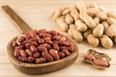 Bir ahşap kepçe ve fıstık Nutshell ahşap bir masa üzerinde soyulmuş fıstık