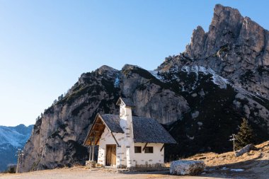 Dolomites kuzeydoğu İtalya Falzarego geçişte küçük kilisede