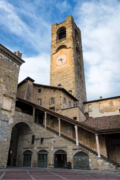 Wieża Zegarowa Vecchio Piazza Starego Miasta Bergamo Włochy Dniu Grudnia — Zdjęcie stockowe