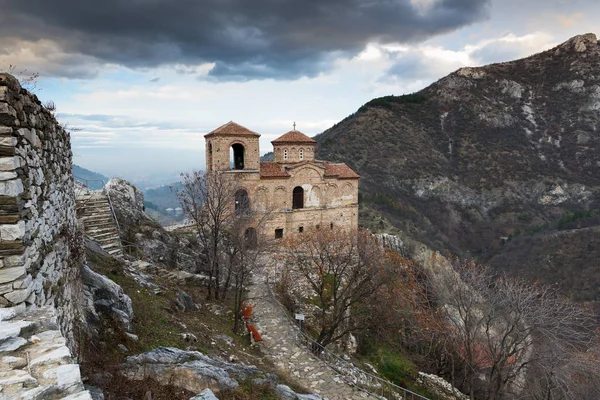 Asen 的堡垒的部分的冬天风景在 Asenovgrad 保加利亚 — 图库照片