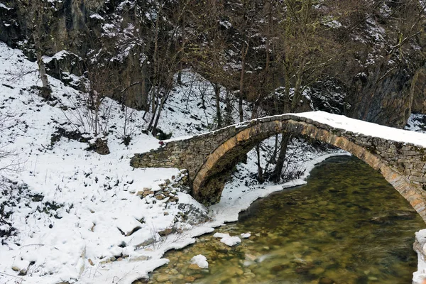 Paisaje Nevado Con Puente Piedra Tradicional Yagodina Bulgaria — Foto de Stock