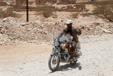 Motosiklet Yemen'deki adamla