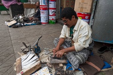4 Mayıs 2007 Sanaa, Yemen janbiyas bir adam yapar. Janbiya tipik olarak 14 yaş üstü Yemen erkekler bu onların giyim aksesuar olarak giymek bir geleneksel bıçağınızdır.