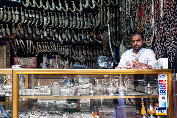 一名男子出售 Janbiyas 在2007年5月4日在萨那 弯刀是一种传统的刀 也门男人通常超过14岁穿它作为他们的衣服的附件 — 图库照片