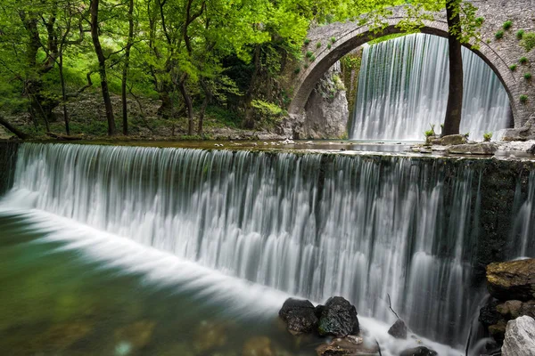 Traditionelle Steinbrücke Und Wasserfälle Der Nähe Von Paleokaria Dorf Thessalien — Stockfoto
