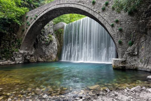 Ponte Pedra Tradicional Cachoeira Perto Aldeia Paleokaria Tessália Grécia — Fotografia de Stock