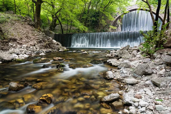 Tradizionale Ponte Pietra Cascate Vicino Villaggio Paleokaria Tessaglia Grecia — Foto Stock