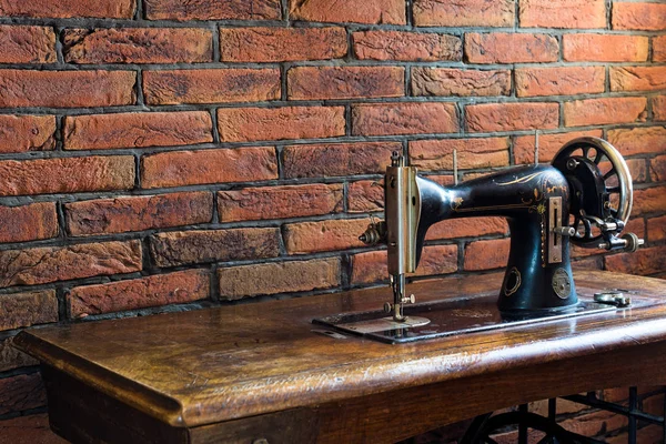 Старая Швейная Машинка Деревянным Столом Возле Стены Красного Кирпича Греции — стоковое фото