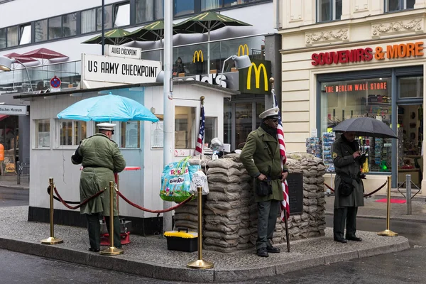 Men Wearing American Military Uniforms Stand Famous Checkpoint Charlie April — Stock Photo, Image